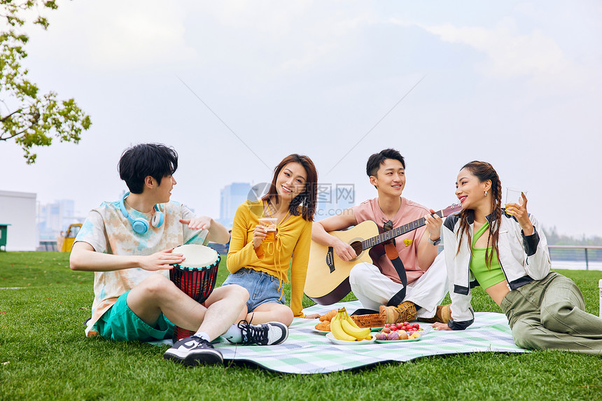 青年朋友野餐音乐图片