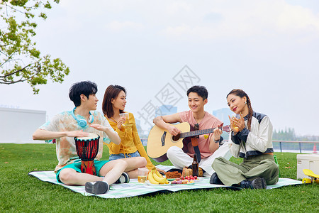 青年朋友野餐弹琴唱歌图片