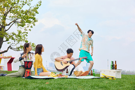音乐聚会户外草地年轻人弹琴跳舞背景
