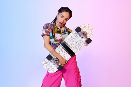 复古炫酷滑板女青年图片