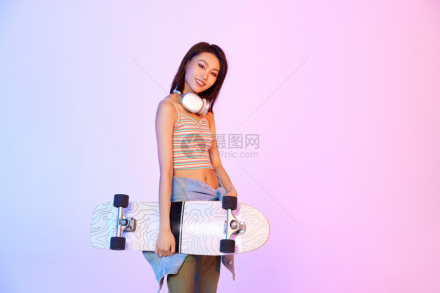 时尚滑板女青年图片