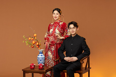 传统中式婚礼夫妻形象图片