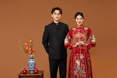 新婚夫妇甜蜜中式结婚形象背景图片