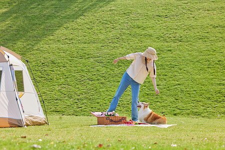 狗夏天带宠物公园露营的青年女性背景