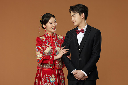 中式婚礼甜蜜夫妻形象背景图片