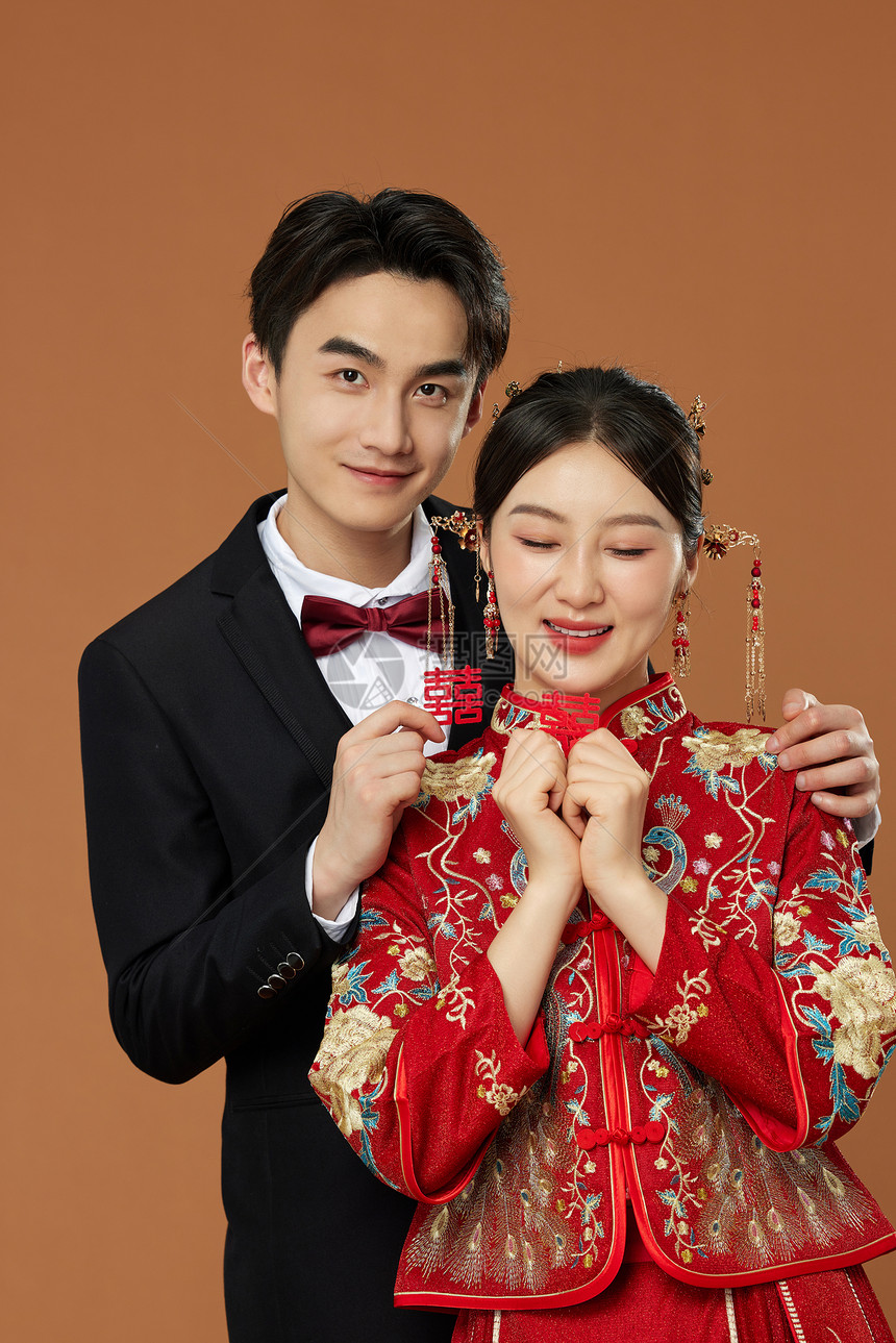 年轻夫妻中式结婚照图片