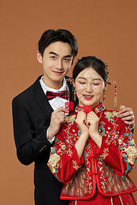 年轻夫妻中式结婚照背景图片