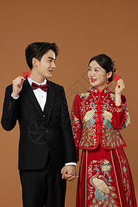 中式夫妻结婚照手拿喜字图片