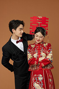 中式婚礼夫妻甜蜜形象背景图片