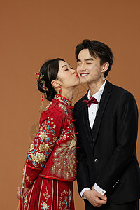 中式婚礼甜蜜夫妻亲吻形象图片