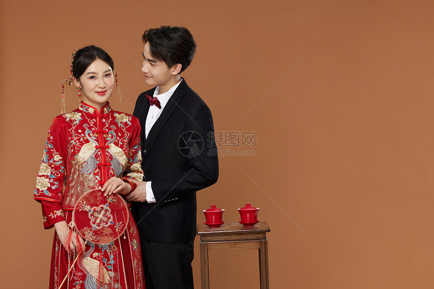 传统中式婚礼夫妻形象图片