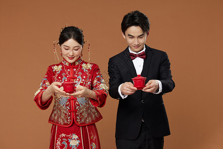 中式传统新婚夫妻敬茶图片