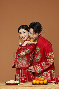 中式婚礼夫妻甜蜜结婚形象背景图片