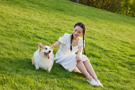 遛狗的女人青年女性公园草坪遛狗背景