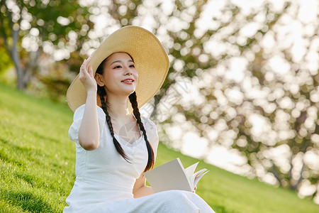 草坪上的文艺美女形象高清图片