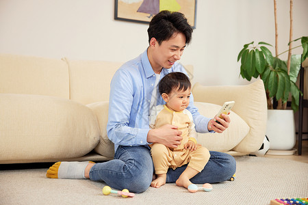 爱与成长素材父亲与宝宝看手机背景