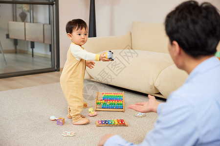 玩游戏的婴儿父亲与孩子在家互动玩耍背景