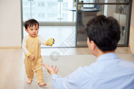 父亲与男孩玩耍年轻爸爸与宝宝互动玩耍背景