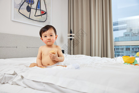 坐在床上玩耍的婴儿宝宝背景图片