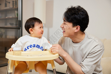 小婴儿与父亲对视微笑高清图片
