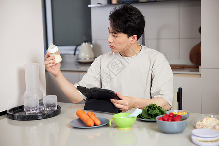 婴幼儿奶粉年轻奶爸在家科学冲泡奶粉背景