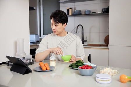 奶粉辅食年轻奶爸学习制作宝宝辅食背景