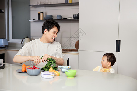 辅食制作在家给宝宝做辅食的年轻奶爸背景