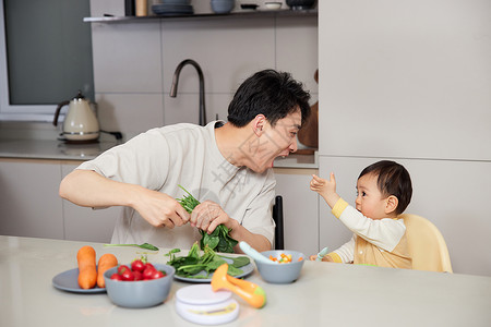 幼儿辅食在家给宝宝做辅食的年轻奶爸背景