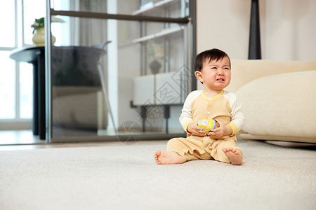 宝宝学步坐在客厅哭闹的婴幼儿背景