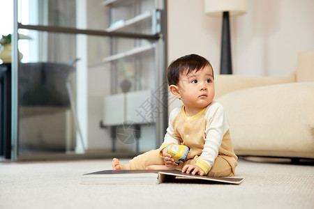 宝宝看书婴幼儿小宝宝独自坐在客厅看书背景