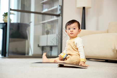独自坐在客厅的婴幼儿宝宝背景图片