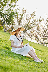 草坪上看书的文艺美女图片