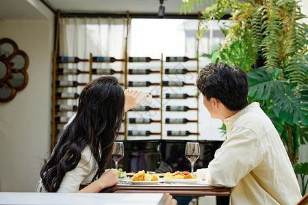情侣手机素材年轻情侣餐厅约会自拍背影背景