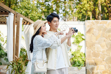 夫妻旅行度假的年轻情侣用相机拍照背景