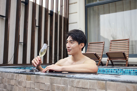 温泉酒店享受假期的男人图片