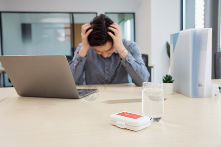 病症初期职场白领工作时头痛背景