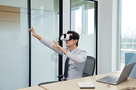 VR智能办公商务白领男性带vr眼镜智能办公背景