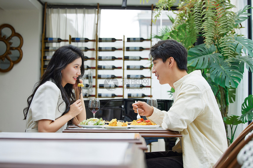 情侣餐厅共进午餐图片