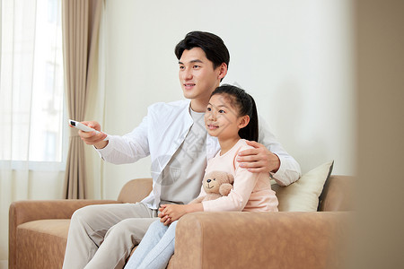 女儿和父亲在客厅看电视图片