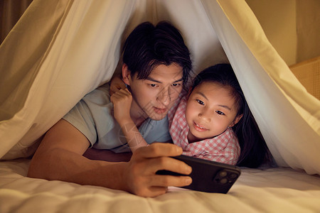 深夜父女藏在被窝里玩手机高清图片
