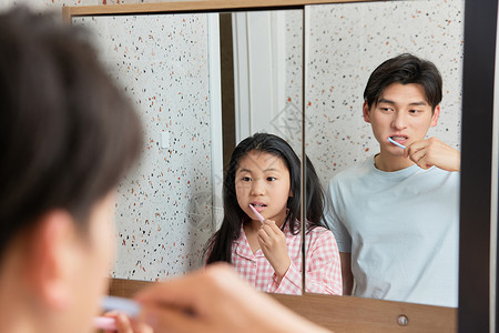 女孩搞卫生父女一起对着镜子刷牙背景