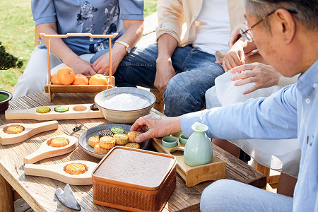 团圆桌中秋节家庭团聚吃月饼背景