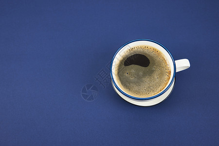 蓝色背景上的咖啡杯背景图片