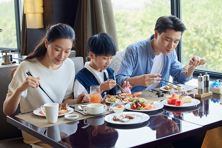 节假日一家人在餐厅吃饭图片
