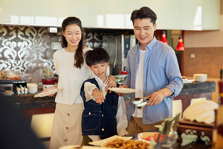 自助餐厅里一家三口挑选美食背景图片