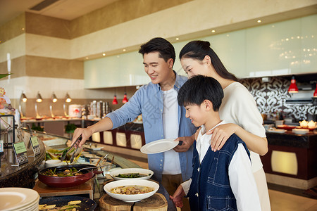 一家人在自助餐厅用餐图片