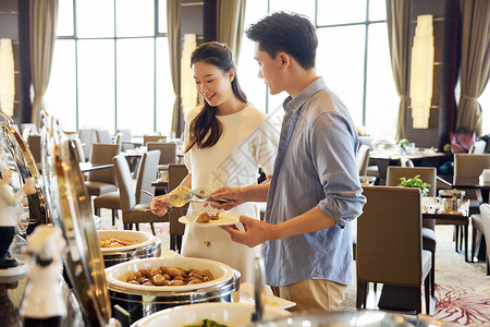 情侣在自助餐厅取餐图片