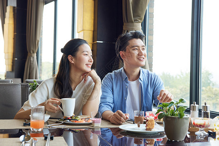 情侣在自助餐厅吃饭赏景图片