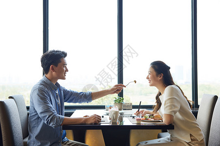 情侣在自助餐厅约会高清图片