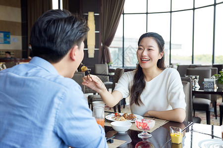 在自助餐厅吃饭高清图片